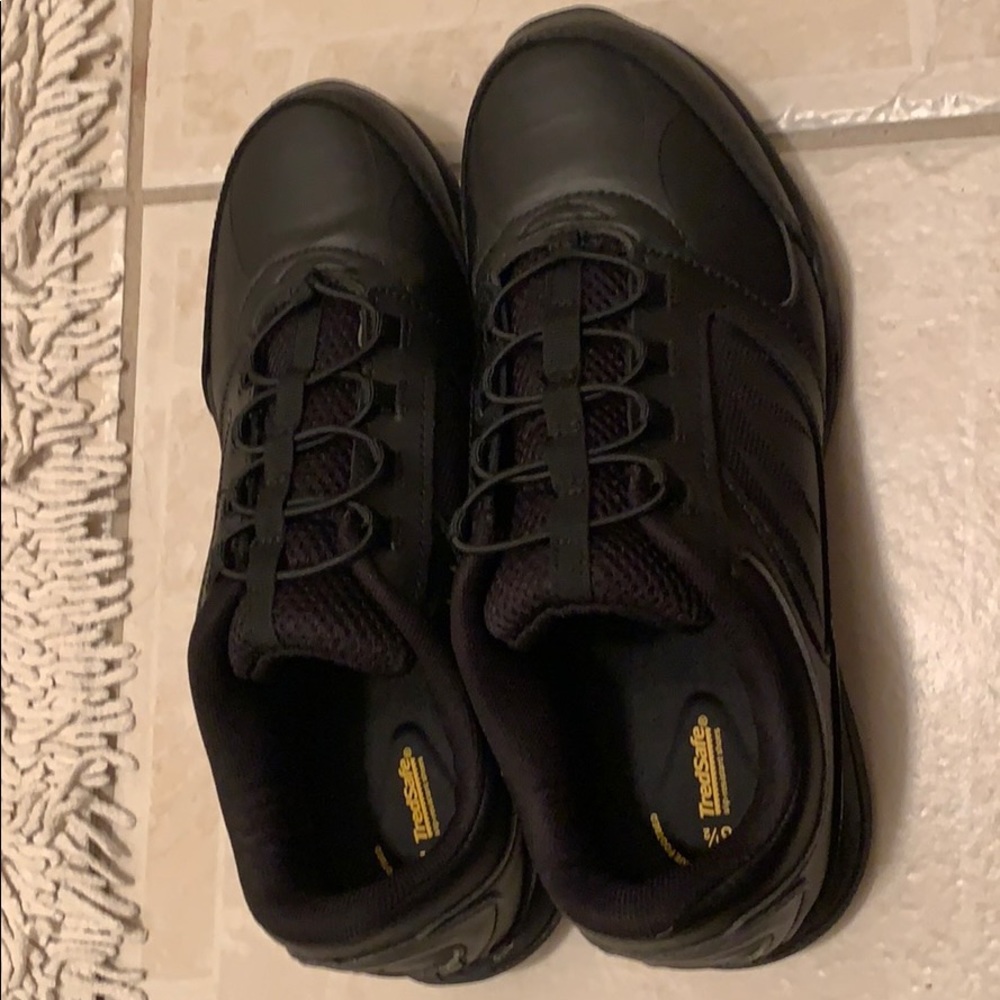 Black slip resistant work shoes